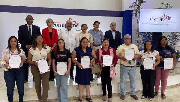 1 Recibiendo Los Pprestamos Beneficiarios De La Vega Thumbnail